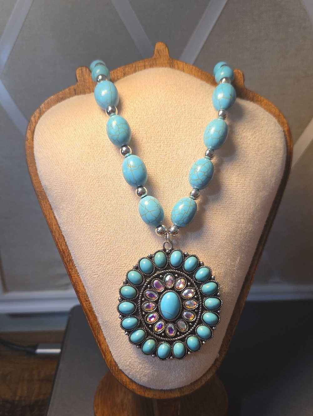 SASSIFIED BOUTIQUE NWT Turquoise Like Statement Pendant Necklace - Women Jewelry